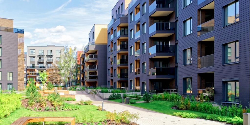 Image d'immeubles beige de Humanova, une entreprise de gestion immobilière offrant un service complet et personnalisé pour les propriétaires d’immeubles locatifs et les syndicats de copropriétés.